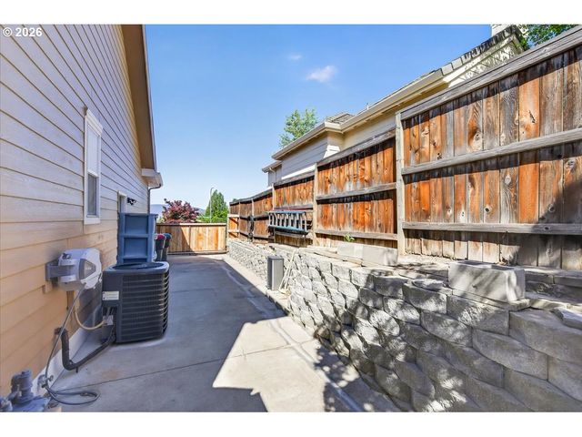 2258 GENE CAMERON Way, Medford, OR 97504