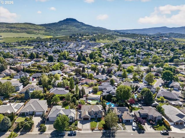 2258 GENE CAMERON Way, Medford, OR 97504