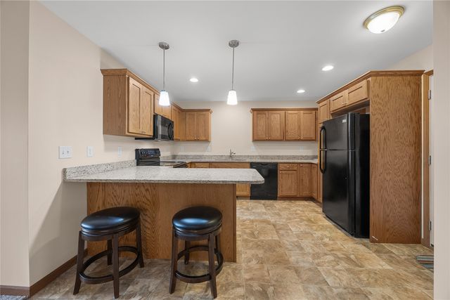 552 Meadow Oak Cir, Fairfax, IA 52228