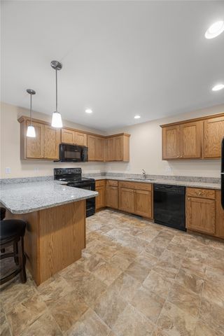552 Meadow Oak Cir, Fairfax, IA 52228