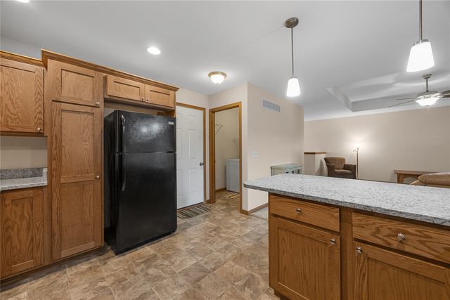 552 Meadow Oak Cir, Fairfax, IA 52228