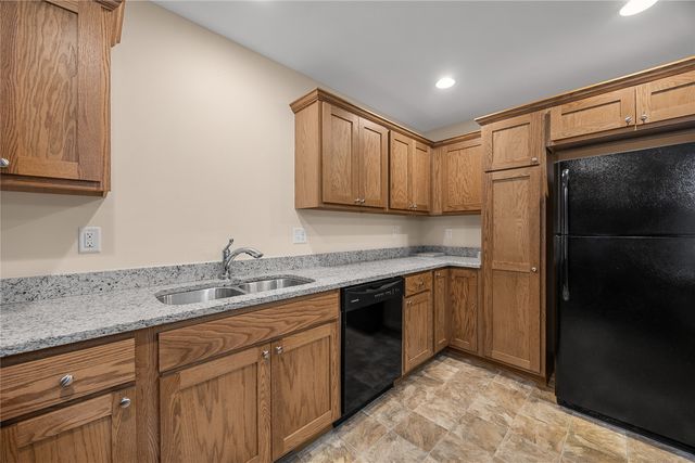 552 Meadow Oak Cir, Fairfax, IA 52228