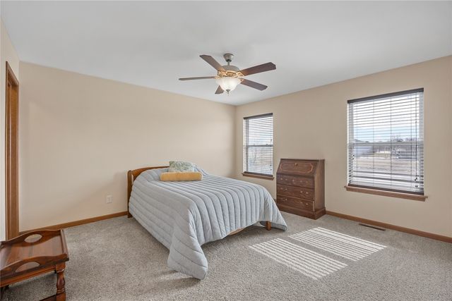 552 Meadow Oak Cir, Fairfax, IA 52228