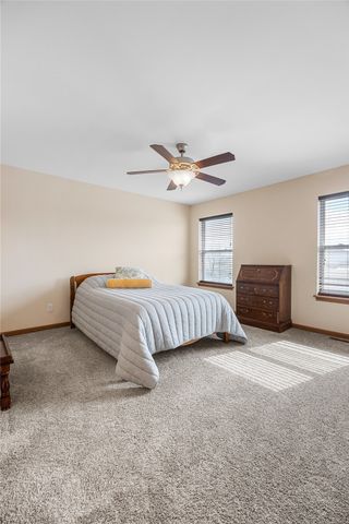 552 Meadow Oak Cir, Fairfax, IA 52228