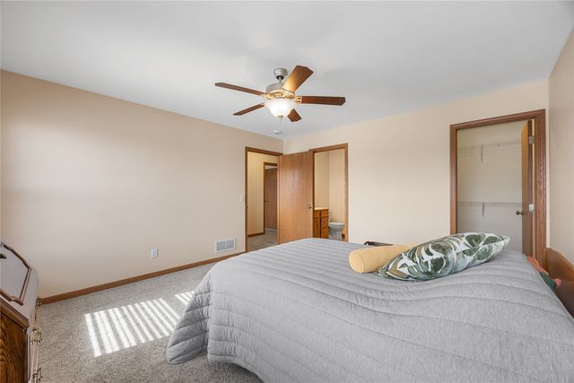 552 Meadow Oak Cir, Fairfax, IA 52228