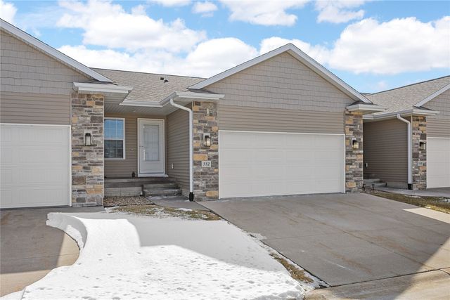 552 Meadow Oak Cir, Fairfax, IA 52228