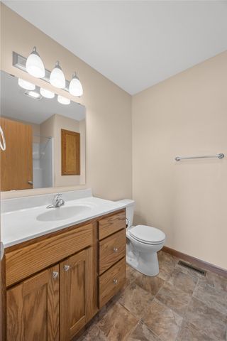 552 Meadow Oak Cir, Fairfax, IA 52228