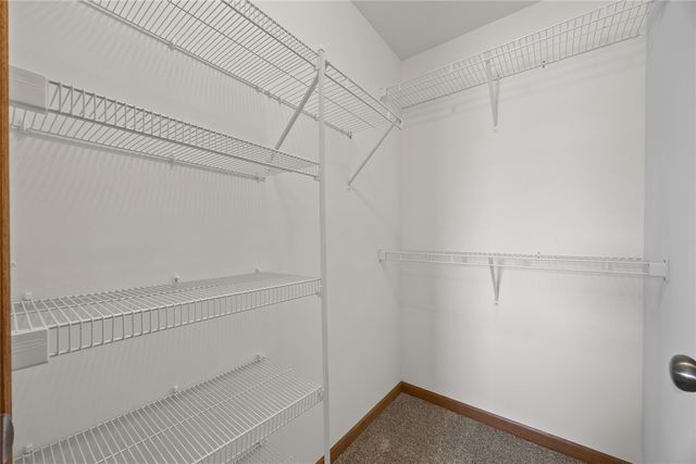 552 Meadow Oak Cir, Fairfax, IA 52228