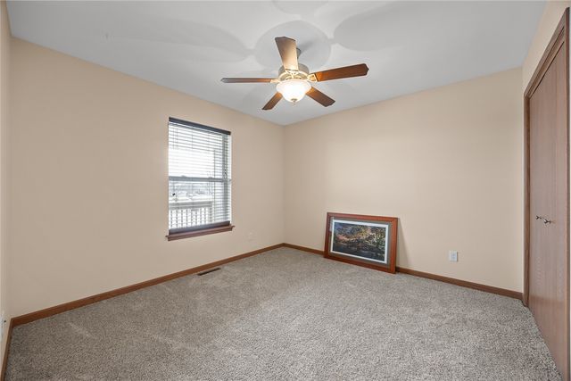 552 Meadow Oak Cir, Fairfax, IA 52228