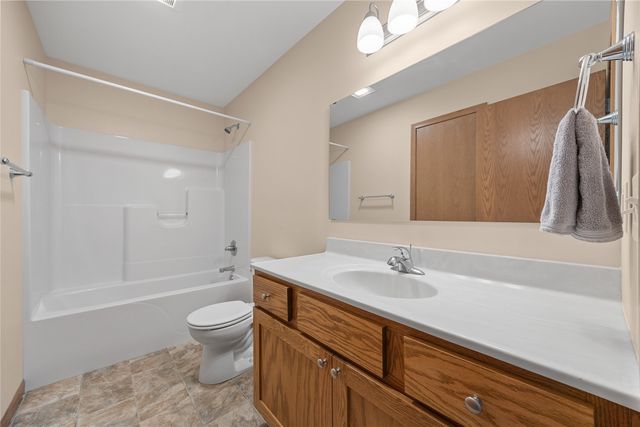 552 Meadow Oak Cir, Fairfax, IA 52228