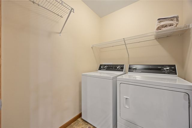 552 Meadow Oak Cir, Fairfax, IA 52228