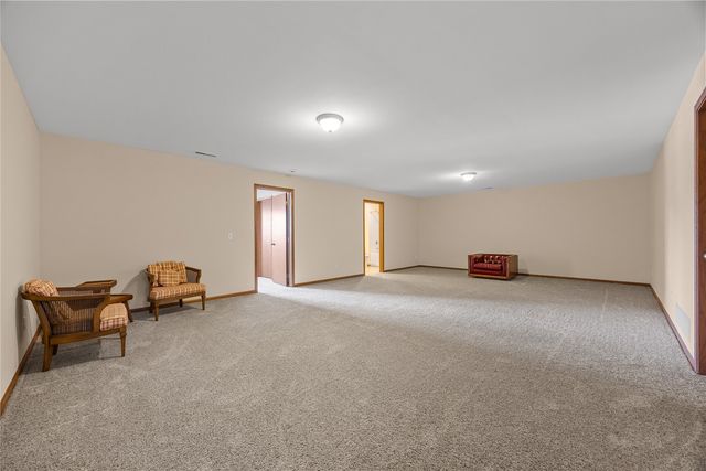 552 Meadow Oak Cir, Fairfax, IA 52228
