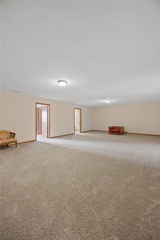 552 Meadow Oak Cir, Fairfax, IA 52228