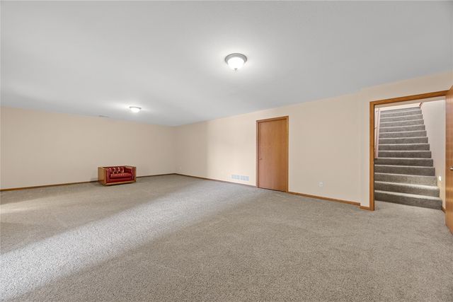 552 Meadow Oak Cir, Fairfax, IA 52228