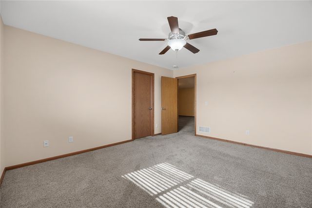 552 Meadow Oak Cir, Fairfax, IA 52228