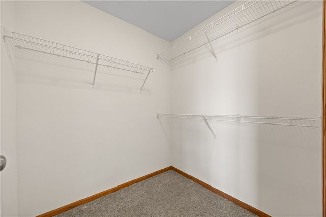 552 Meadow Oak Cir, Fairfax, IA 52228