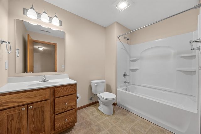 552 Meadow Oak Cir, Fairfax, IA 52228