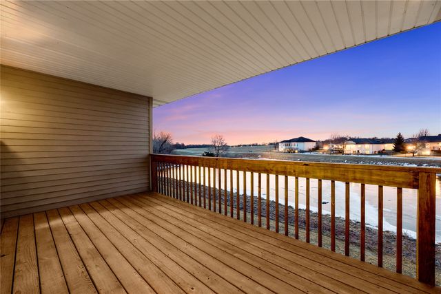 552 Meadow Oak Cir, Fairfax, IA 52228