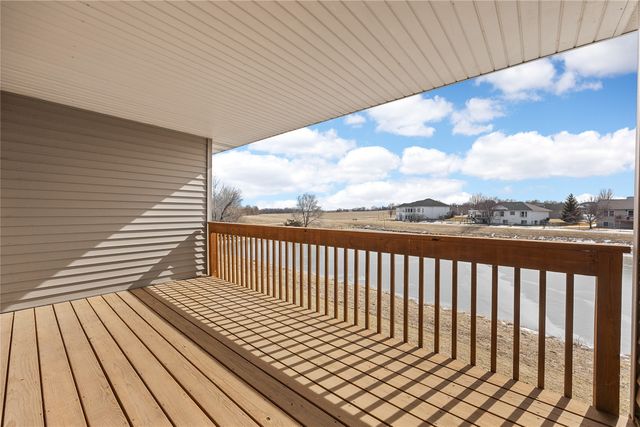 552 Meadow Oak Cir, Fairfax, IA 52228