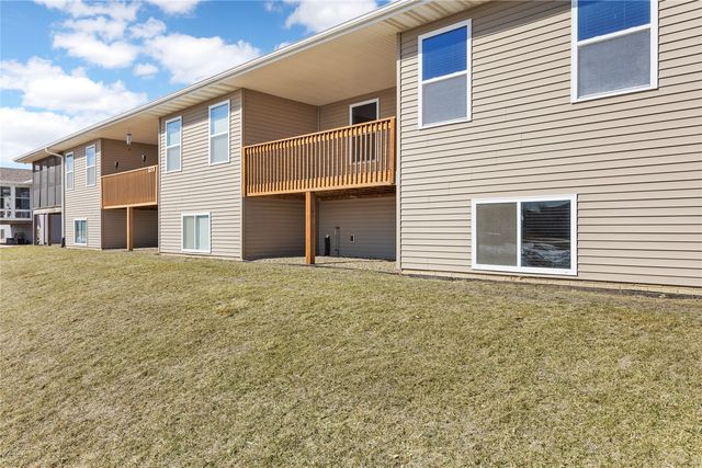 552 Meadow Oak Cir, Fairfax, IA 52228