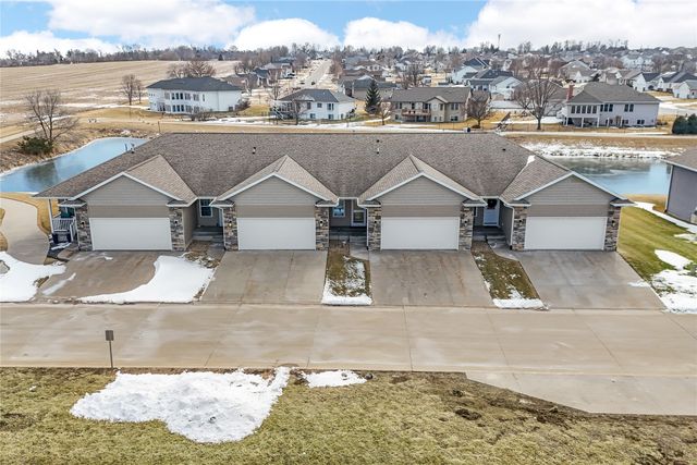 552 Meadow Oak Cir, Fairfax, IA 52228
