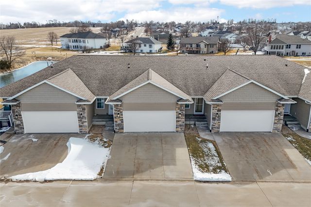 552 Meadow Oak Cir, Fairfax, IA 52228