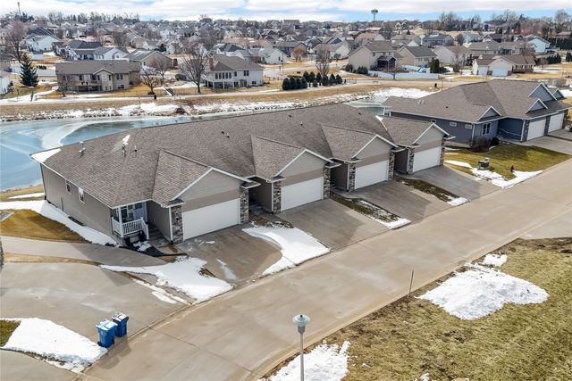 552 Meadow Oak Cir, Fairfax, IA 52228