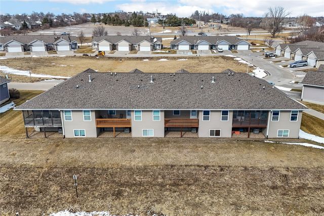 552 Meadow Oak Cir, Fairfax, IA 52228