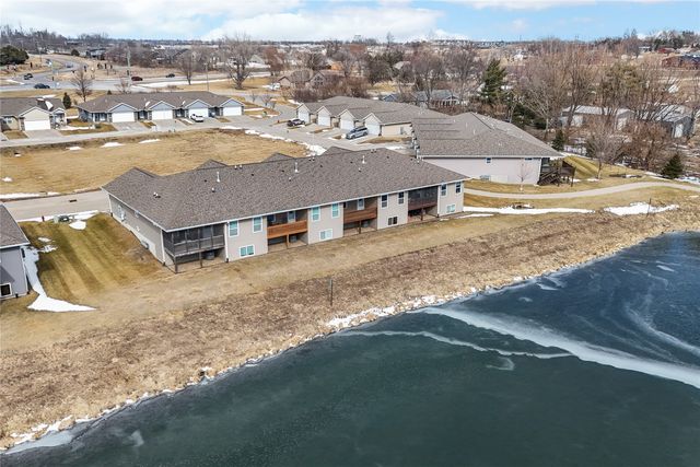 552 Meadow Oak Cir, Fairfax, IA 52228