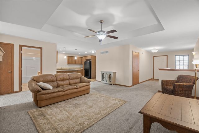 552 Meadow Oak Cir, Fairfax, IA 52228