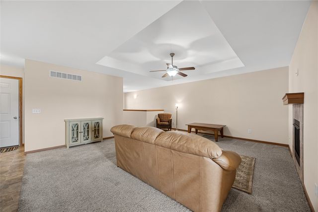 552 Meadow Oak Cir, Fairfax, IA 52228