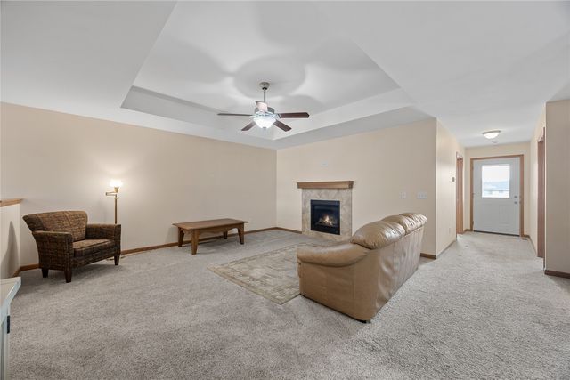 552 Meadow Oak Cir, Fairfax, IA 52228