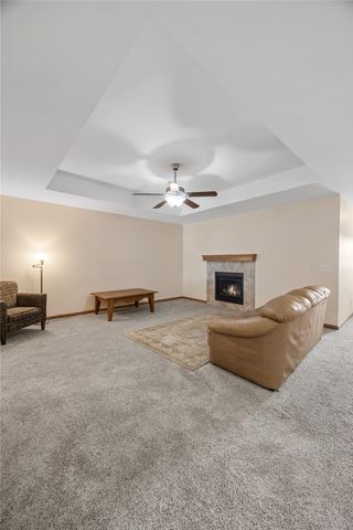 552 Meadow Oak Cir, Fairfax, IA 52228