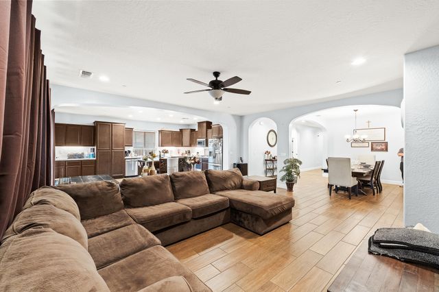 2814 Harbor Island Avenue, Tulare, CA 93274