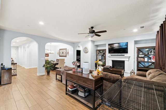 2814 Harbor Island Avenue, Tulare, CA 93274