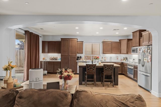 2814 Harbor Island Avenue, Tulare, CA 93274