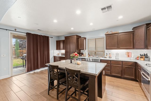 2814 Harbor Island Avenue, Tulare, CA 93274