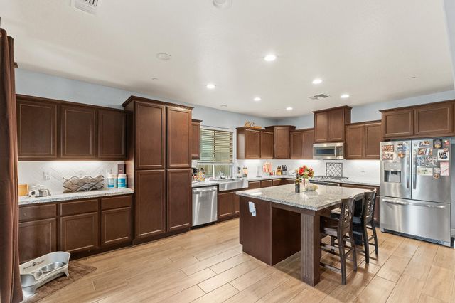 2814 Harbor Island Avenue, Tulare, CA 93274