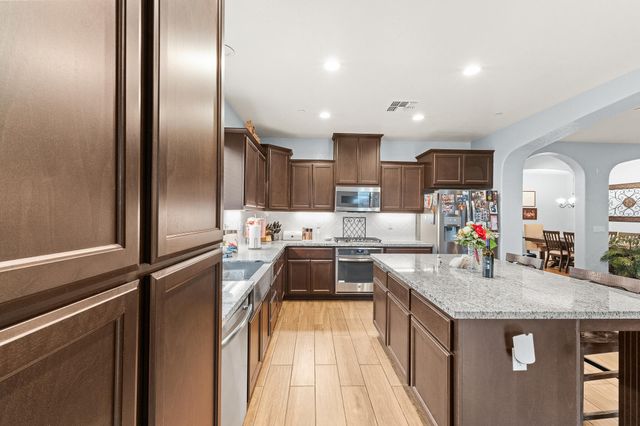 2814 Harbor Island Avenue, Tulare, CA 93274