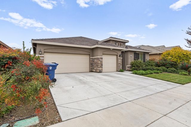 2814 Harbor Island Avenue, Tulare, CA 93274