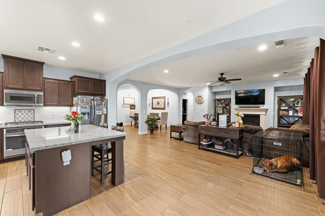 2814 Harbor Island Avenue, Tulare, CA 93274