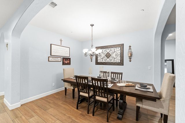 2814 Harbor Island Avenue, Tulare, CA 93274