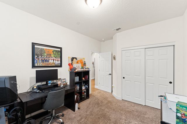 2814 Harbor Island Avenue, Tulare, CA 93274