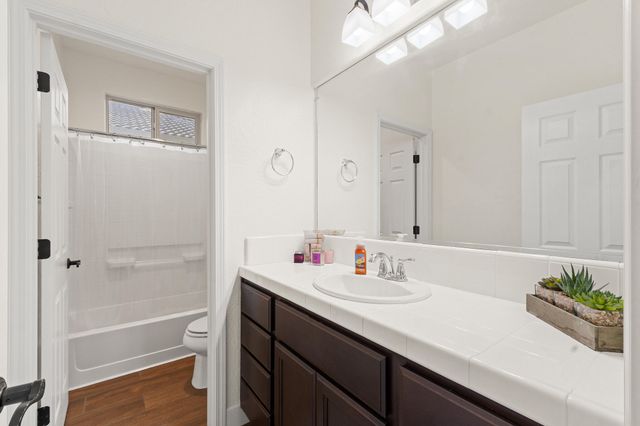 2814 Harbor Island Avenue, Tulare, CA 93274