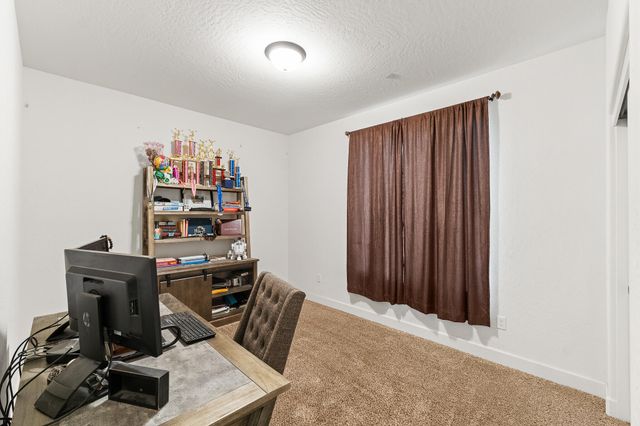 2814 Harbor Island Avenue, Tulare, CA 93274