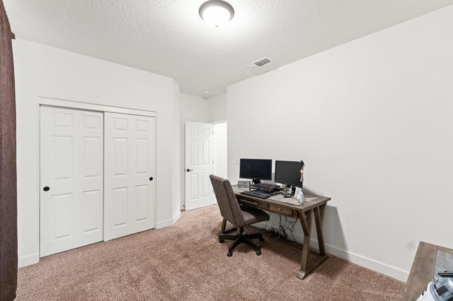 2814 Harbor Island Avenue, Tulare, CA 93274