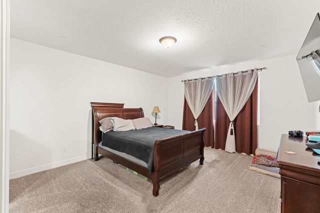 2814 Harbor Island Avenue, Tulare, CA 93274