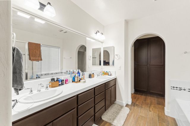 2814 Harbor Island Avenue, Tulare, CA 93274