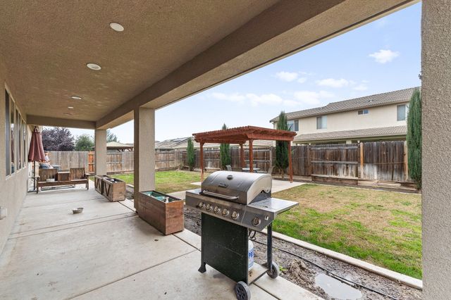 2814 Harbor Island Avenue, Tulare, CA 93274