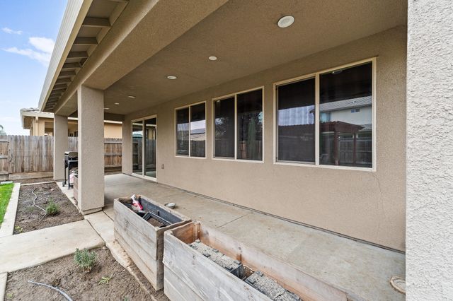 2814 Harbor Island Avenue, Tulare, CA 93274